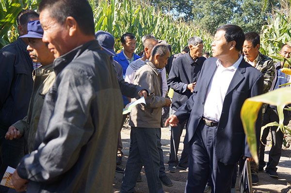 農(nóng)民參觀展示田2